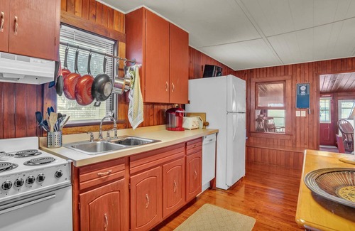 Fedhaven House | Month Stays Welcome! Lakefront Fishing Cottage |Private Dock | Canoe & Explore Old Florida's Views