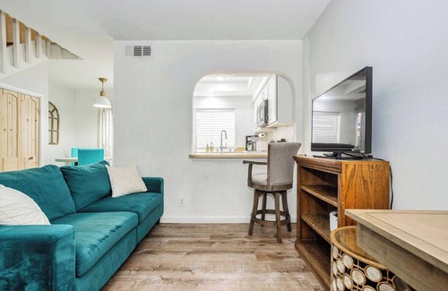 Paradise House | Monthly – 1BR Loft Townhome w/Workspace, King Bed & Private Patio