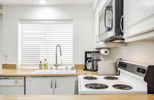 Paradise House | Monthly – 1BR Loft Townhome w/Workspace, King Bed & Private Patio