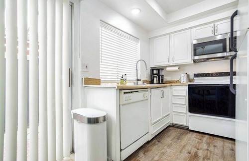 Paradise House | Monthly – 1BR Loft Townhome w/Workspace, King Bed & Private Patio