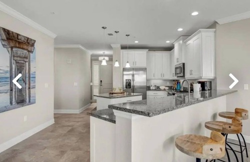 Whitney Beach Condo | Monthly Discounts Available! Jan open! Beautiful view overlooking Palma Sola Bay