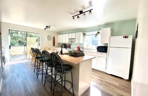 Esquimalt House | Monthly Furnished 2-Bedroom Steps From Ocean