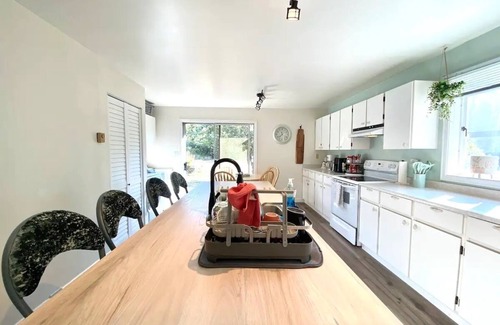 Esquimalt House | Monthly Furnished 2-Bedroom Steps From Ocean