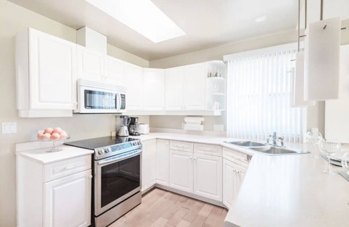 Saanich House | Monthly Furnished Bright Beautiful 3bedroom Suite