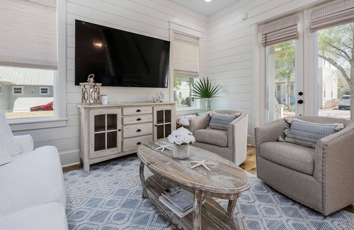 Greenway Park House | Monthly Rates for winter Farmhouse Rich in Amenities! Bikes, Pool near Beach