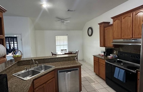 Eagle Pass House | Monthly rental Charming 3-bedroom house with AC and WiFi in tranquil Eagle Pass