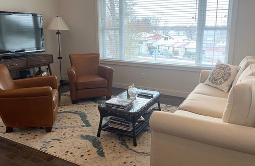 Alexandria House | MONTHLY RENTAL LUXURY Lake Le Homme Dieu with Dock and Boat