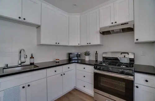 North Central Apartment | Monthly Rental Near the Rose Bowl. Remodeled 2020!