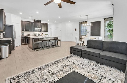 Enterprise House | Monticello Bay · 4BR LUX House Community Pool LV Strip in 15 mins