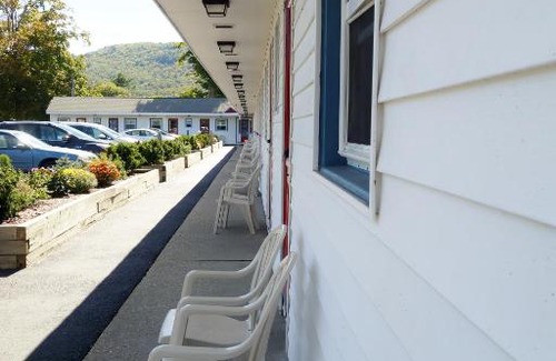 Great Barrington Hotel | Monument Mountain Motel