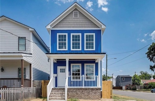 Mosby House | Moody, Vintage Retreat in Church Hill, Close to Parks, Restaurants + Nightlife