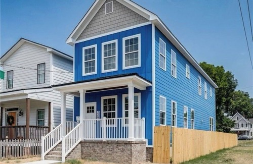 Mosby House | Moody, Vintage Retreat in Church Hill, Close to Parks, Restaurants + Nightlife