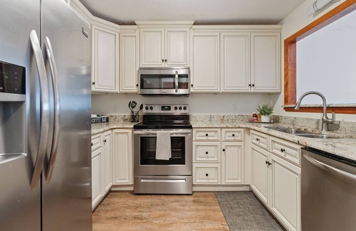 Terry Sanford House | Moodyjoy Townhouse – Close to Everything!