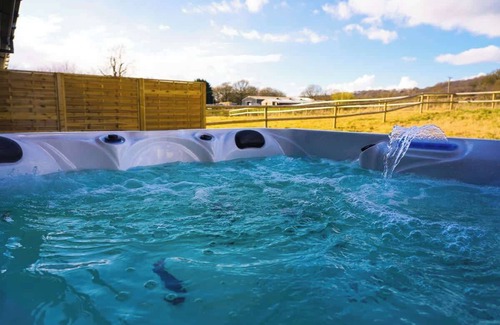 Godstone Apartment | Moonlight Lodge - 4 bedroom Barn with Hot Tub!