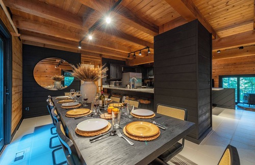 Horse Shoe House | Moonlight Mountain Manor w Medicinal Cedar Hot Tub + Game Room + Yoga Studio
