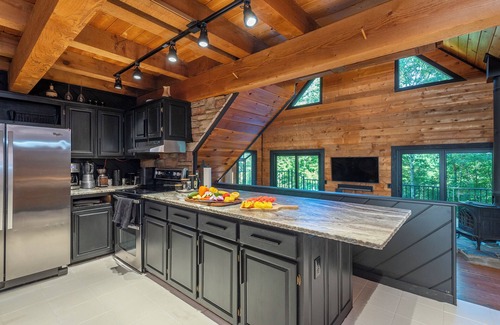 Horse Shoe House | Moonlight Mountain Manor w Medicinal Cedar Hot Tub + Game Room + Yoga Studio