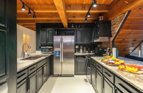 Horse Shoe House | Moonlight Mountain Manor w Medicinal Cedar Hot Tub + Game Room + Yoga Studio