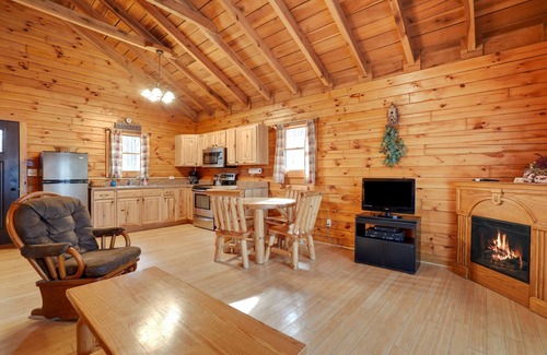 South Bloomingville Cabin | Moonlight Ridge Cabin | On 200 Acres