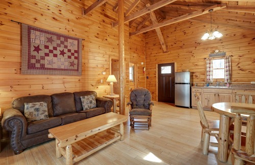 South Bloomingville Cabin | Moonlight Ridge Cabin | On 200 Acres