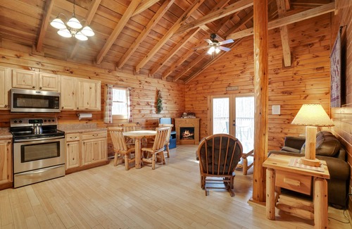 South Bloomingville Cabin | Moonlight Ridge Cabin | On 200 Acres