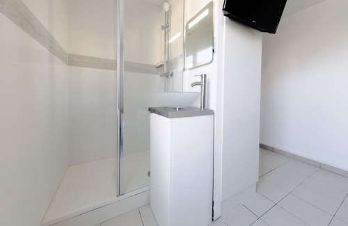 Reims Apartment | Moonlight's Room with shower & little kitchen