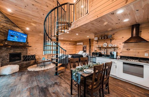 Belgrade House | Moonlight Treehouse-amazing Views Private hot tub