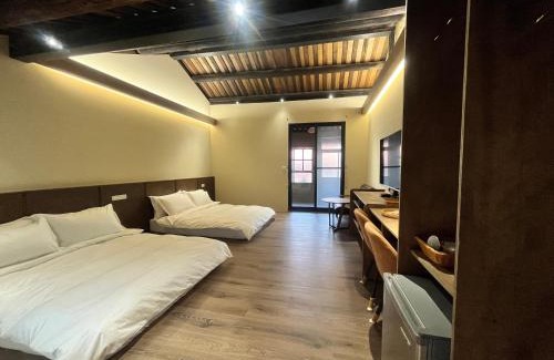 West Central District House | Moonlight