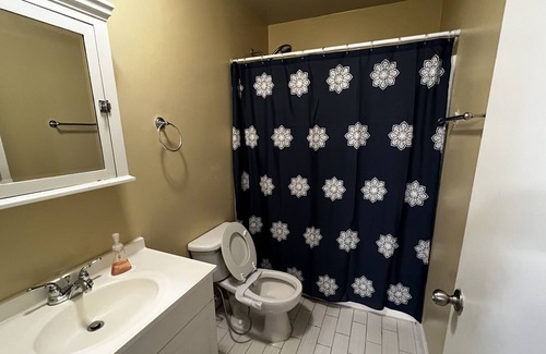 Gulf Breeze Bed & Breakfast | Moonlit Midnight Room - READ DESCRIPTION, FREE coffee, pets welcome!