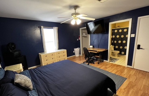 Gulf Breeze Bed & Breakfast | Moonlit Midnight Room - READ DESCRIPTION, FREE coffee, pets welcome!
