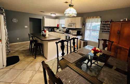 Gulf Breeze Bed & Breakfast | Moonlit Midnight Room - READ DESCRIPTION, FREE coffee, pets welcome!