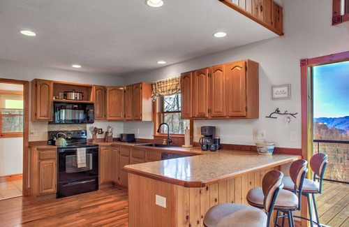 Burnsville House | Moonshine Mountain Lodge | A Contemporary Cabin with Stunning Views