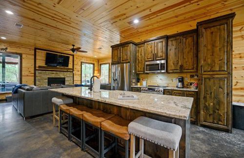 Broken Bow House | Moonshine Times - 3king 4queen perfect family and friends cabin firepit