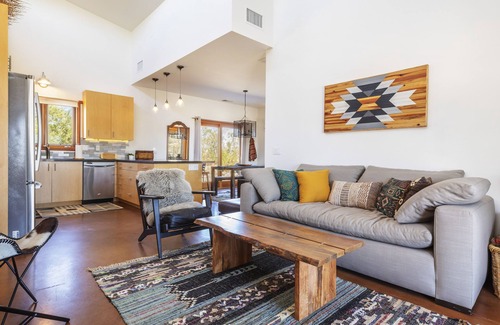 Joshua Tree House | 🌵 MoonView Modern | Hot tub, BBQ & Private Pool 🌵