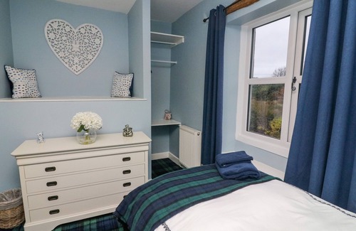Carnforth Cottage | MOOR COTTAGE, pet friendly, with open fire in Kirkby Lonsdale