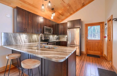 Logan Cabin | Moore Hollow Cabin in the Heart of Hocking Hills-Hot tub, Privacy, Pet friendly!