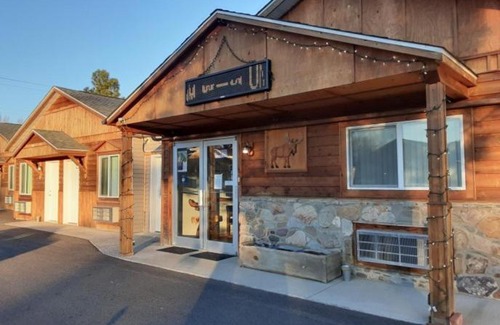Spirit Lake Hotel | Moose Inn