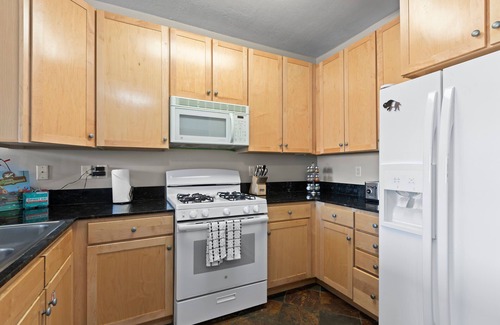 Kimball Junction Condo | Moose Mgmt at Crestview A104: Hot Tub-Parking-Near Shopping and Resorts