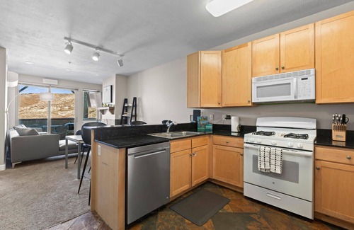 Kimball Junction Condo | Moose Mgmt at Crestview A104: Hot Tub-Parking-Near Shopping and Resorts