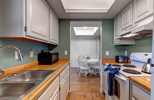 Kimball Junction Condo | Moose Mgmt at Powderwood 13F-Walk to Shopping-Free Bus-Hot Tub