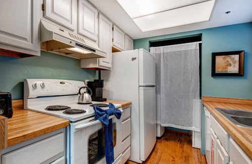 Kimball Junction Condo | Moose Mgmt at Powderwood 13F-Walk to Shopping-Free Bus-Hot Tub