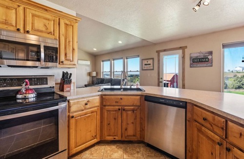 Ashton House | Moose Mountain – Scenic Family Cabin Near Yellowstone, Sleeps 10