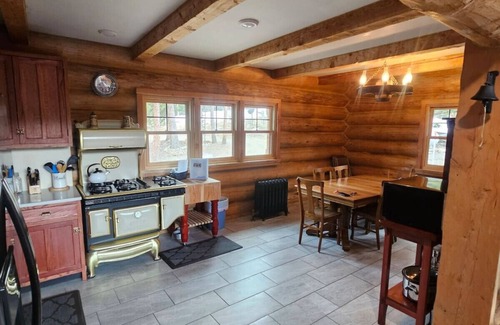 Valley of the Sun Cabin | Moose Mtn Lodge/Luxury Cabin/Hot Tub/Fireplace