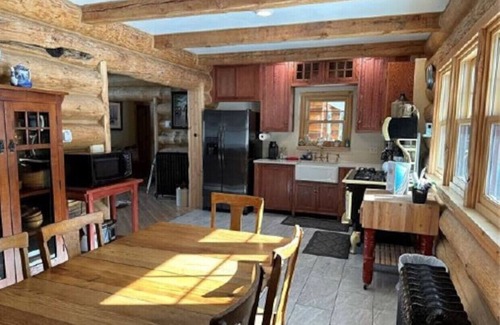 Valley of the Sun Cabin | Moose Mtn Lodge/Luxury Cabin/Hot Tub/Fireplace