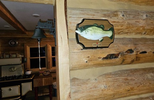 Valley of the Sun Cabin | Moose Mtn Lodge/Luxury Cabin/Hot Tub/Fireplace