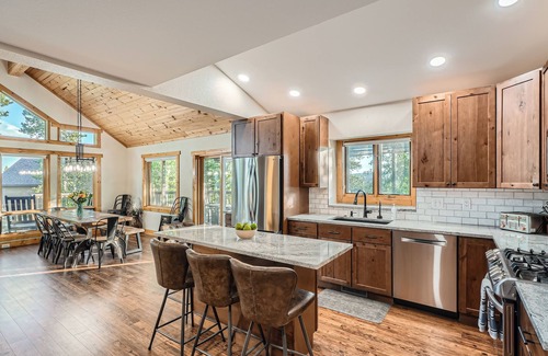 Grand Lake Cabin | Moose Ridge: Hot Tub, Game Room & Lake Views