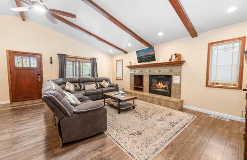 Big Bear House | Moose Tracks Lodge - Forest and mountain views! Smart TV with streaming app and Game Room!