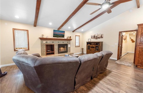 Big Bear House | Moose Tracks Lodge - Forest and mountain views! Smart TV with streaming app and Game Room!
