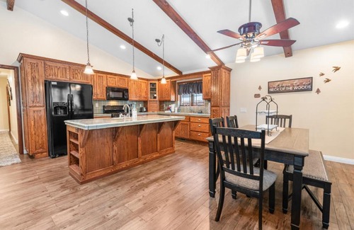 Big Bear House | Moose Tracks Lodge - Forest and mountain views! Smart TV with streaming app and Game Room!