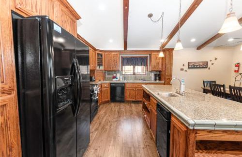 Big Bear House | Moose Tracks Lodge - Forest and mountain views! Smart TV with streaming app and Game Room!