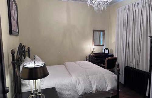 Buffalo House | Moreland Guesthouse